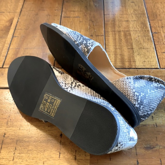 NEW Qupid Sz 7.5 Open Toe Snakeskin Side Cut Out Classy Flats Black Tan White - Picture 6 of 7